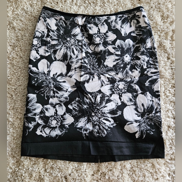 Ann Taylor Women's Floral Black and White Midi Lined Skirt Size 8P - Picture 1 of 4